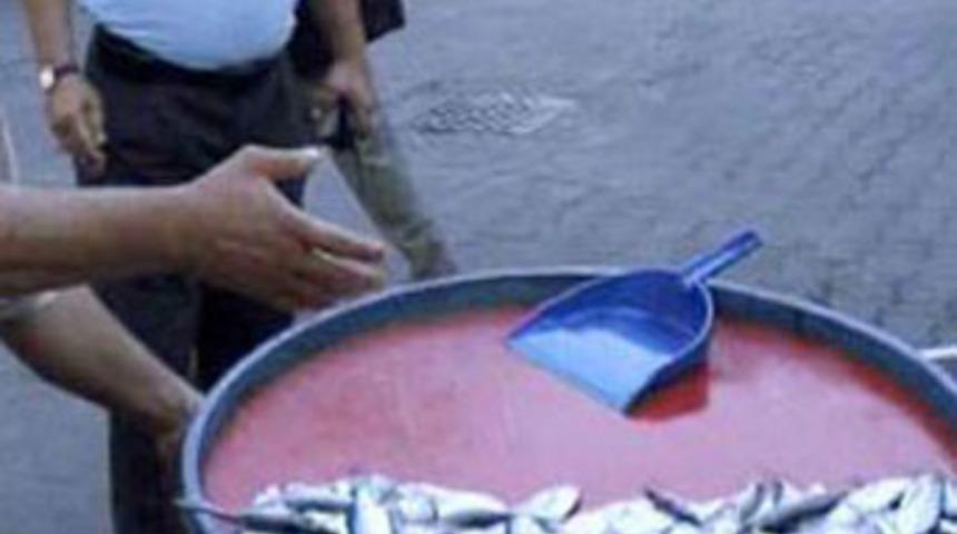 Seyyar balık&ccedil;ı zabıta m&uuml;d&uuml;r&uuml;n&uuml; bı&ccedil;akladı