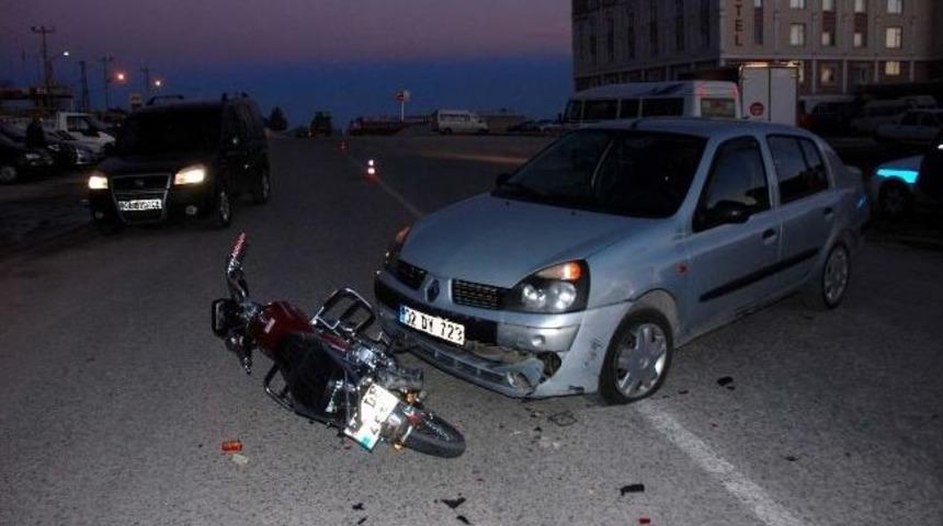 Motosiklet İle Otomobil &Ccedil;arpıştı: 1 Yaralı