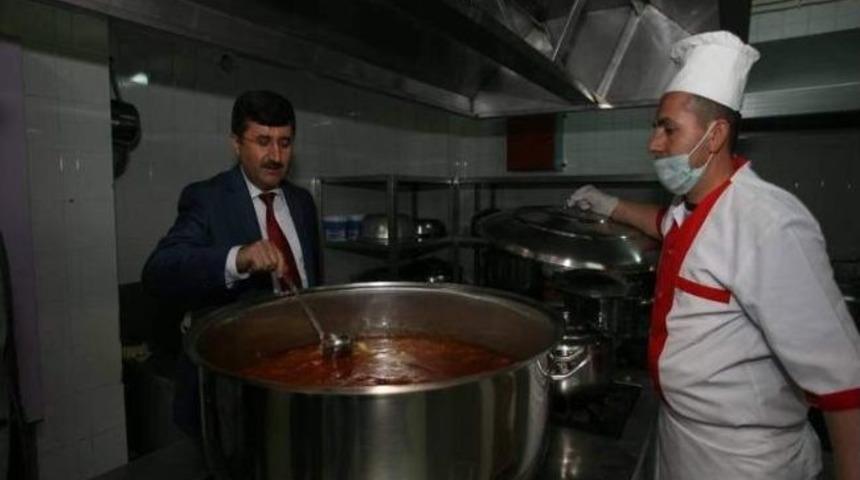 Vali Öz’den Okulda Yemekhane Denetimi