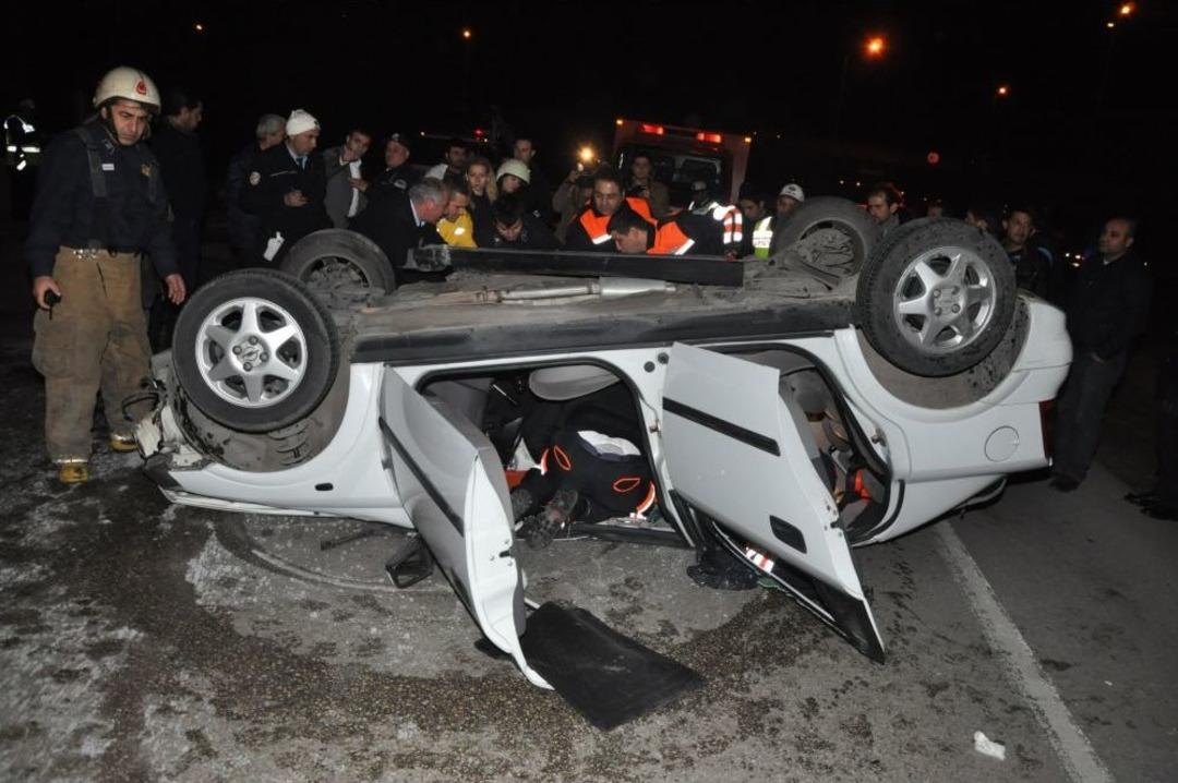 S&uuml;r&uuml;c&uuml;s&uuml; arabada sıkıştı, emniyet m&uuml;d&uuml;r&uuml; yardıma koştu