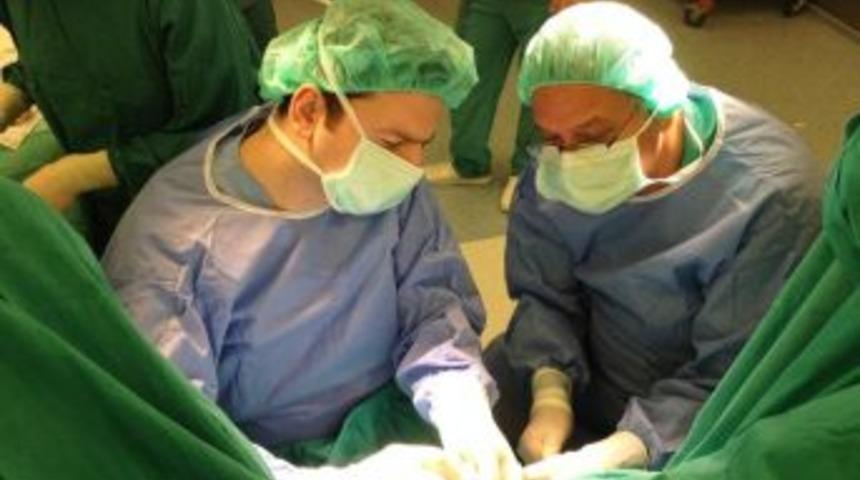 Brezilyalı Profes&ouml;r Lazerle Fist&uuml;l Tedavisini Uludağ &Uuml;niversitesi'nde &Ouml;ğreniyor