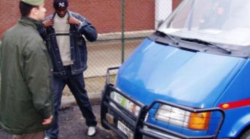 Altınova'da Dokuzu &Ccedil;ocuk 49 Ka&ccedil;ak Yakalandı