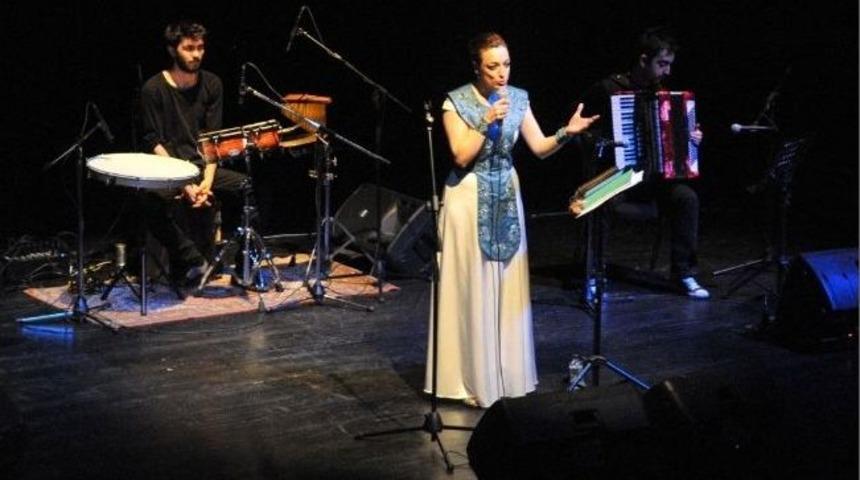 G&uuml;lcan Altan Nil&uuml;ferlileri Coşturdu