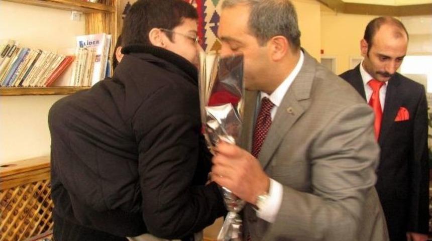 Başkan &Uuml;rg&uuml;p Engellilere Tekerlekli Sandalye Hediye Etti