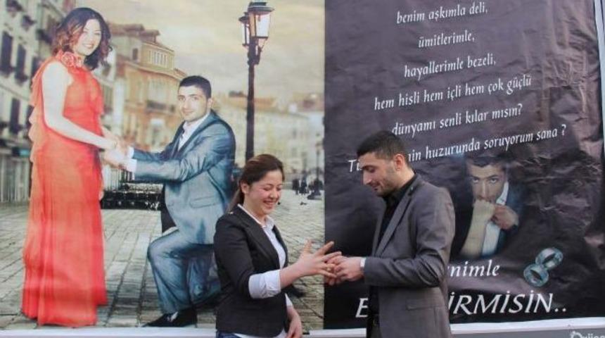 Sevgililer G&uuml;n&uuml;'nde Bilboarda Evlenme Teklifi
