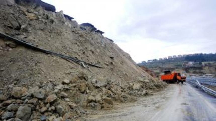 &Ccedil;anakkale-İzmir Karayolu Heyelan Tehlikesi Altında