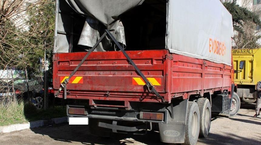 Kamyondan &ccedil;uval &ccedil;uval esrar &ccedil;ıktı