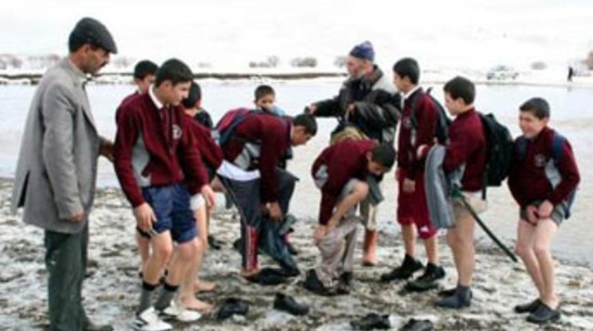 Okula gidebilmek i&ccedil;in dereyi aşıyorlar