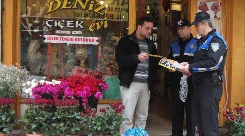 Polis, Kadına Şiddet Konusunda Esnafa Broş&uuml;r Dağıttı