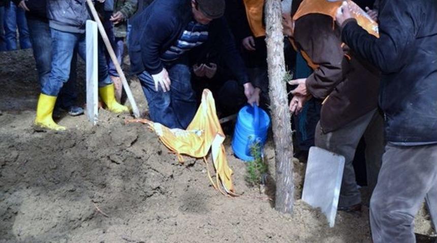 Go-kart Kazasında Hayatını Kaybeden Tuğba'nın Mezarına Fidan