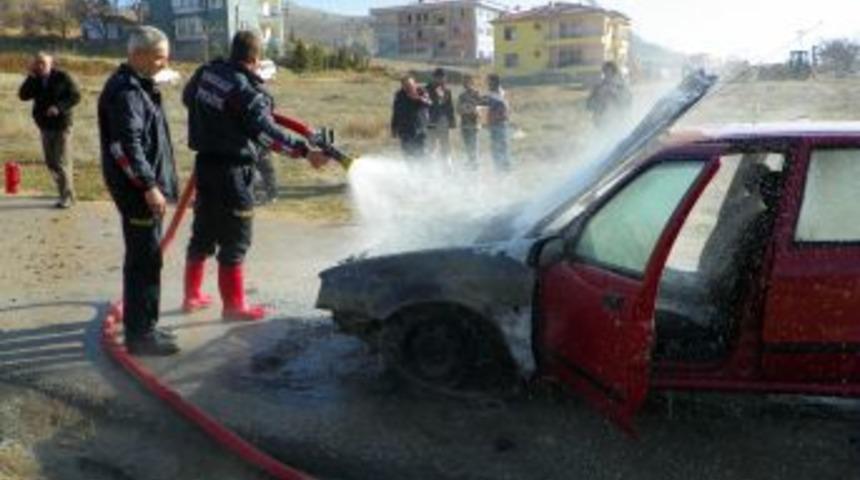 Hareket Halindeki Araba Alev Topluna D&ouml;nd&uuml;