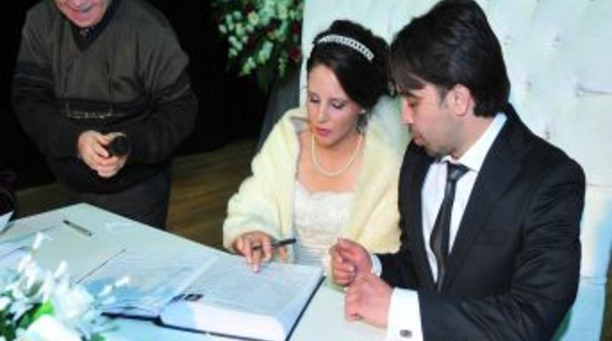 14 Şubat&rsquo;ta Nikah Masasına Koştular