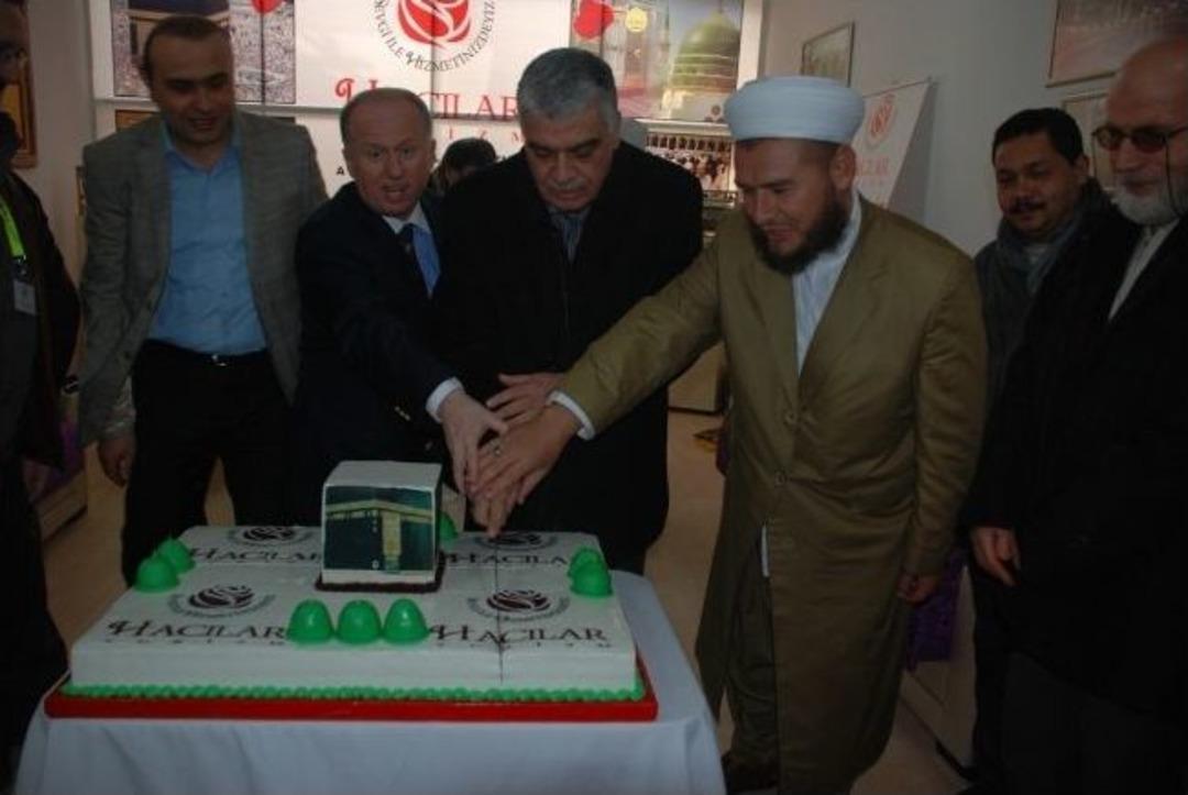 Kabe Motifli Pastayı Keserek A&ccedil;ılış Yaptılar