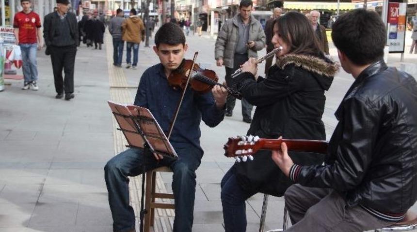 Sevgililer İ&ccedil;in Canlı M&uuml;zik