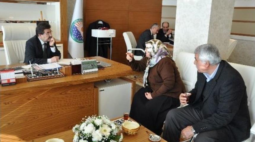 G&ouml;lbaşı Belediye Başkanı Dinliyor, &Ccedil;&ouml;z&uuml;m &Uuml;retiyor