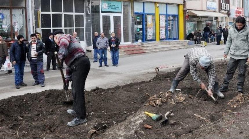 Tarihi Caminin Bah&ccedil;esinden Mezarlar &Ccedil;ıktı
