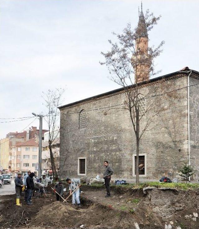 Tarihi Caminin Bahçesinden Mezarlar Çıktı