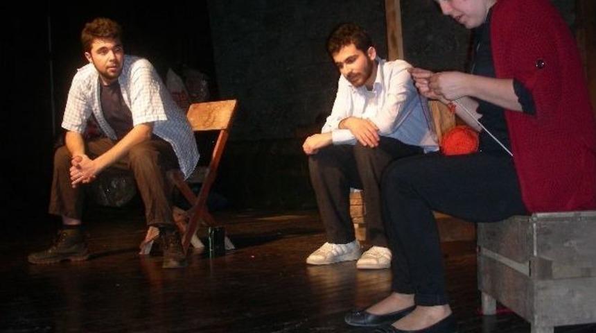 Zinos, "&ccedil;&ouml;pl&uuml;k" Oyunuyla Seyirci İle Buluşuyor