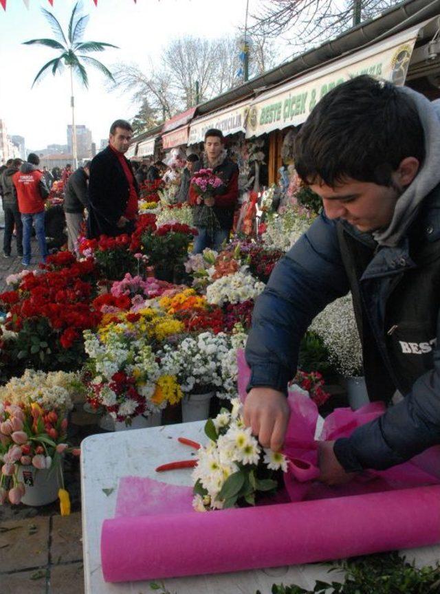 Sevenler, Sabahın Erken Saatinde &Ccedil;i&ccedil;ek&ccedil;ilerin Yolunu Tuttu 1