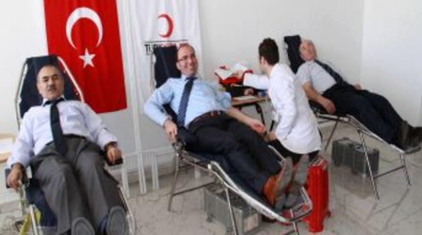 İlkadım Kaymakamlığı &Ccedil;alışanları Topluca Kan Verdi