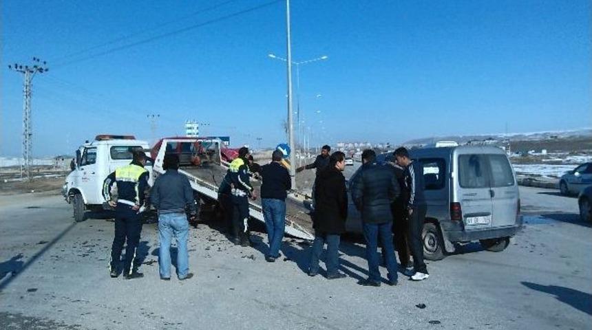 Van'da Zincirleme Kaza: 1 &Ouml;l&uuml;, 5 Yaralı