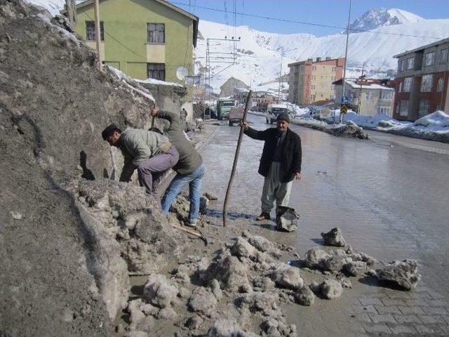 Kar Suları Esnafı Tedirgin Etti