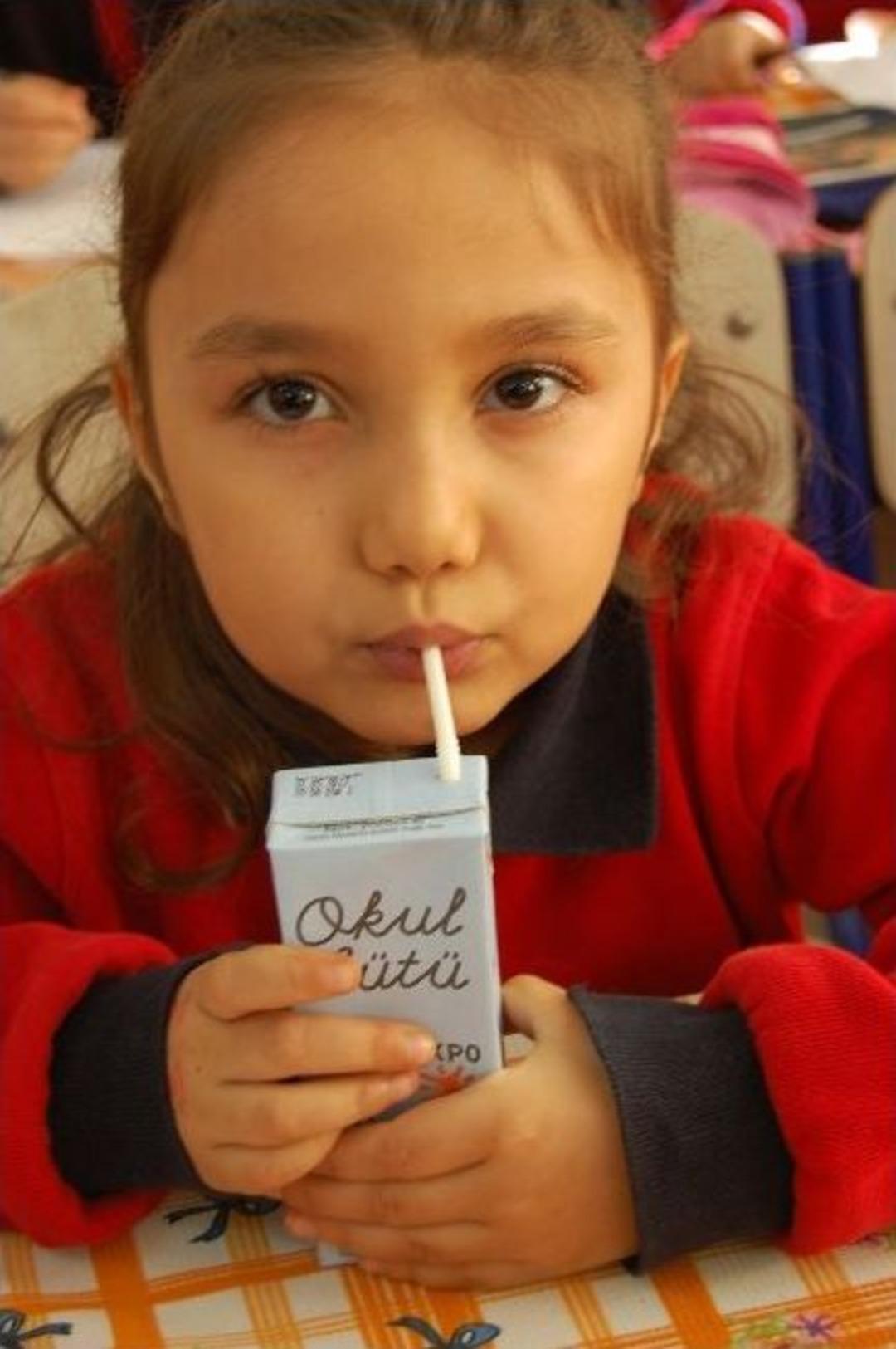 Bitlis&rsquo;te &lsquo;okul S&uuml;t&uuml;&rsquo; Dağıtımı