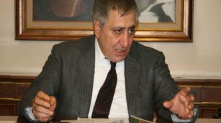 Karab&uuml;k Valisi İzzettin K&uuml;&ccedil;&uuml;k: