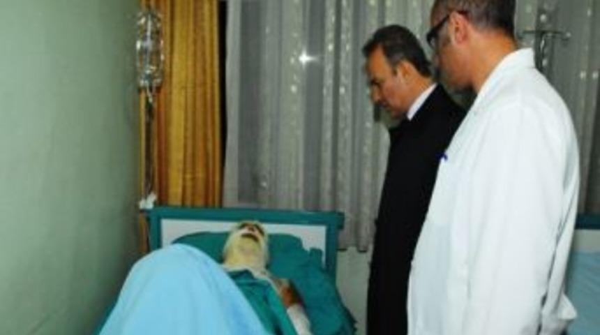 Vali G&uuml;ner, Yaralı &Ouml;ğretmen Ve &Ouml;ğrencileri Ziyaret Etti