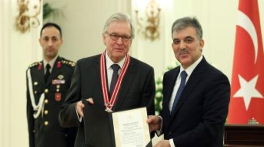 Cumhurbaşkanı G&uuml;l'den, Hollandalı Linden'e Cumhuriyet Nişanı