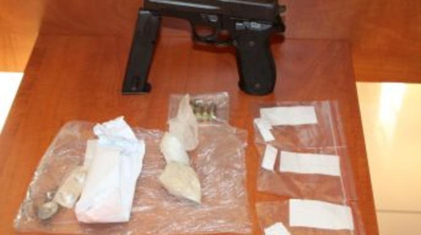 Uyuşturucu Tacirinin Evinde Uyuşturucu Koklayan Ke&ccedil;i Polisi Şaşırttı