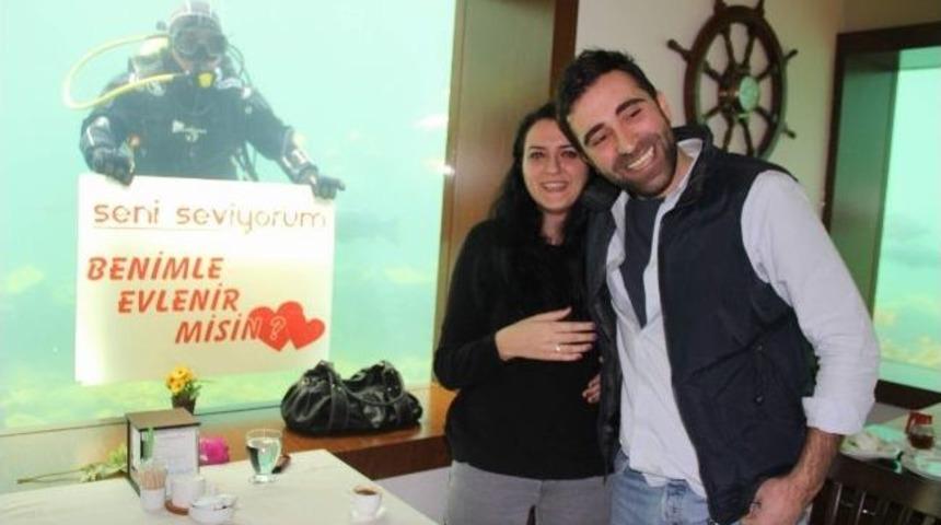 Sevgililer G&uuml;n&uuml;'nde Akvaryumda Evlilik Teklifi