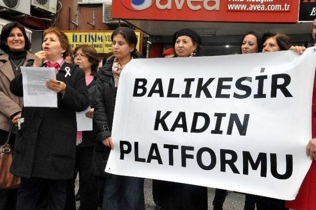 Balıkesirli Kadınlar Sevgililer Günü'nü Eylemle Kutladı