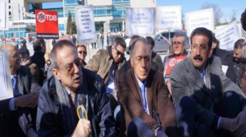 Sağlık &Ccedil;alışanlarından Anayasa Mahkemesi &Ouml;n&uuml;nde 'KHK' Protestosu