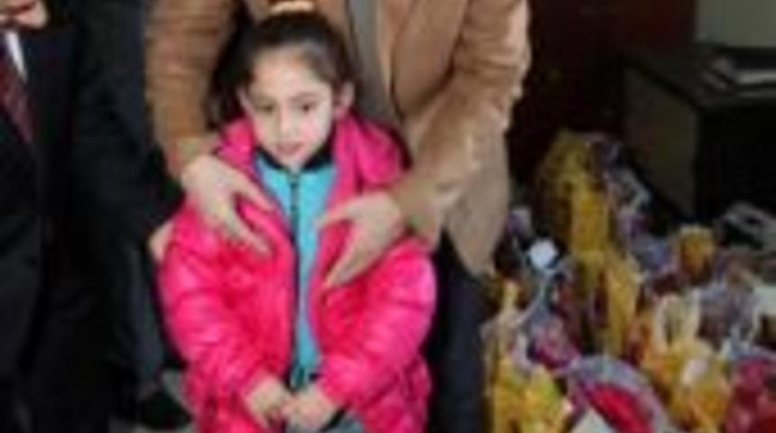 Kışlık giyeceklerini Vali G&uuml;ven&ccedil;&rsquo;ten aldılar