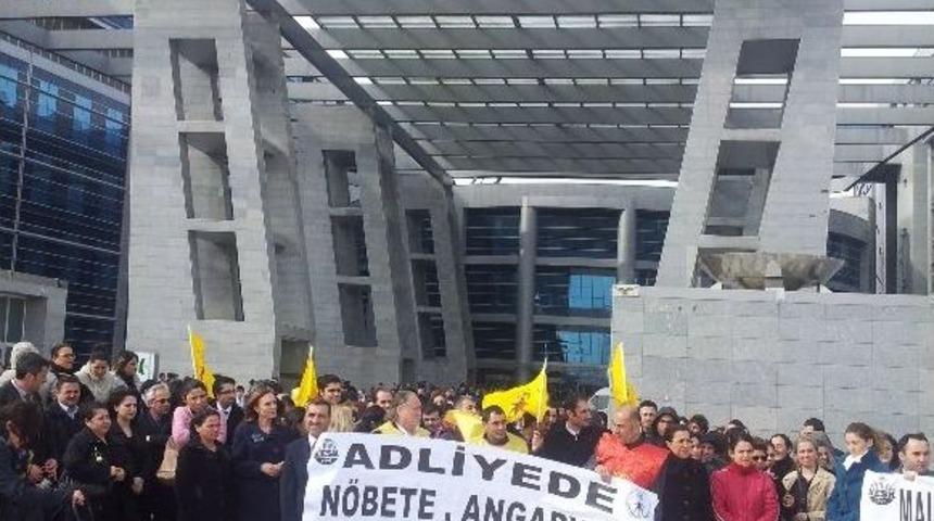 D&uuml;nyanın En B&uuml;y&uuml;k Adliyesinin &Ccedil;alışanları Eylem Yaptı