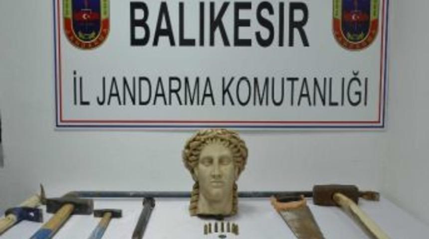 Balıkesir'de Roma D&ouml;nemine Ait Heykel Ele Ge&ccedil;irildi