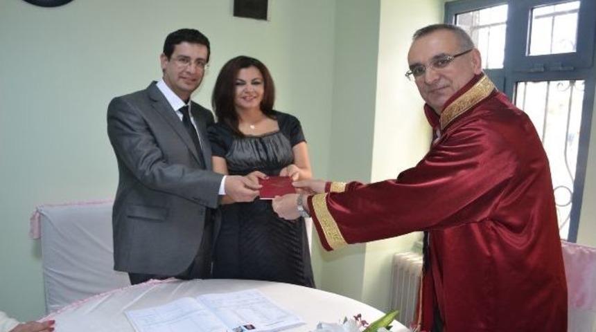 14 Şubat'ta Saat 14.00'te Nikah Kıydılar