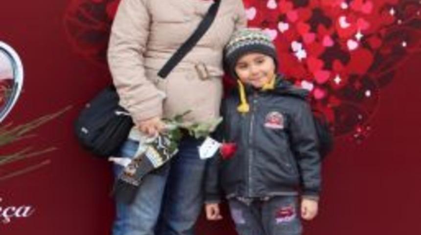 Sevgililer, Fotoğraf &Ccedil;ektirmek I&ccedil;in Sıraya Girdi