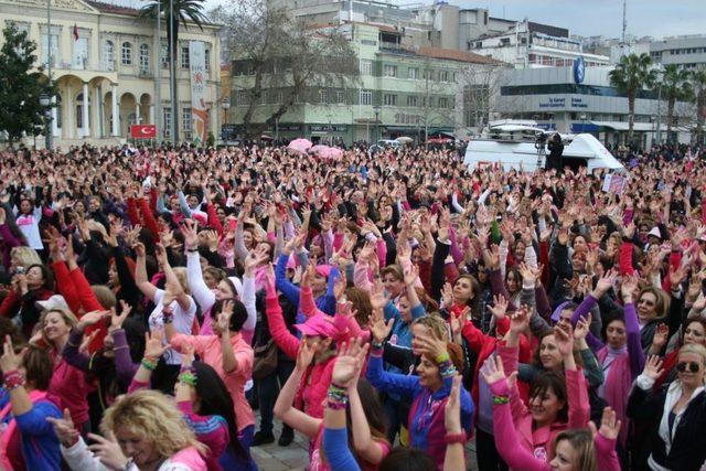 İzmir'de Kadına Şiddet Dansla Protesto Edildi