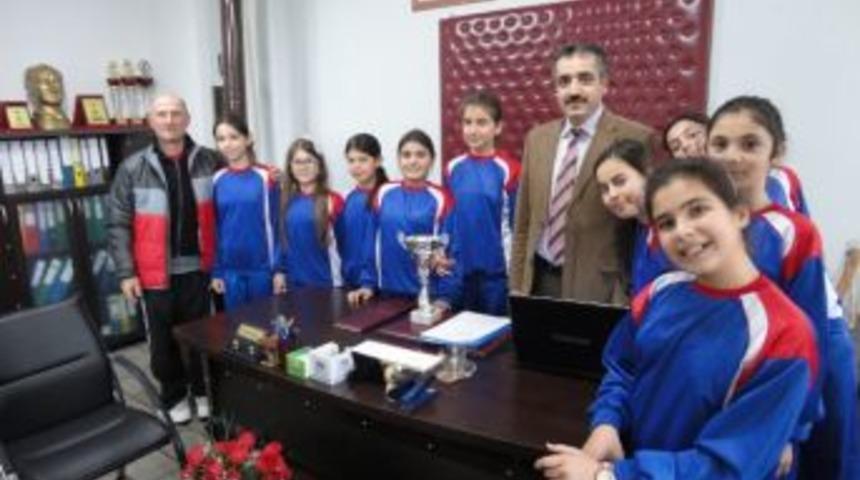 S&ouml;keli Şampiyon Veloybolculardan Halk Eğitim Merkezi Ziyareti