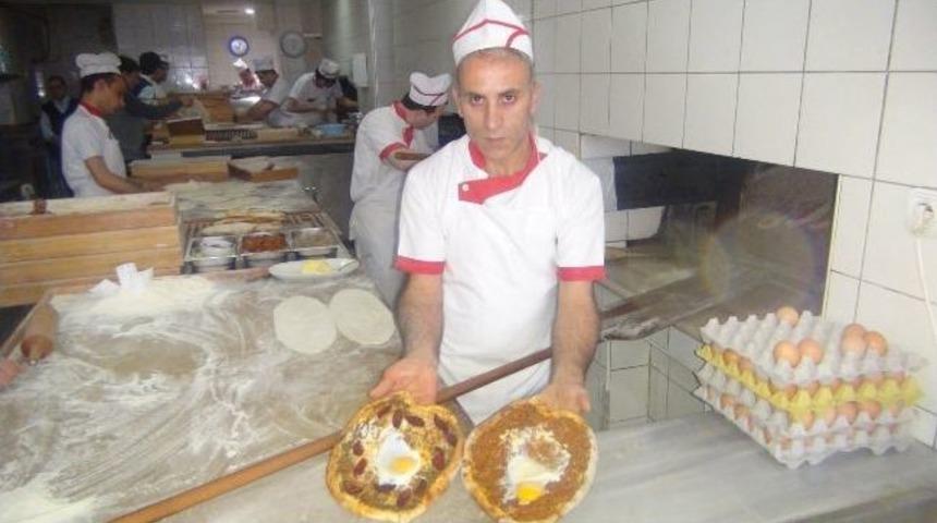 Sevgililere Kalp Şeklinde Karadeniz Pidesi