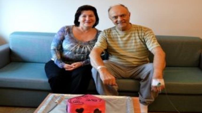 Hastaneden 27 Yıllık Evli &Ccedil;ifte Sevgililer G&uuml;n&uuml; S&uuml;rrizi