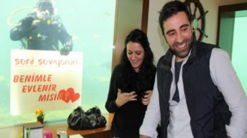 Dalgı&ccedil;ın A&ccedil;tığı Pankart Eşliğinde Y&uuml;z&uuml;ğ&uuml; Taktı