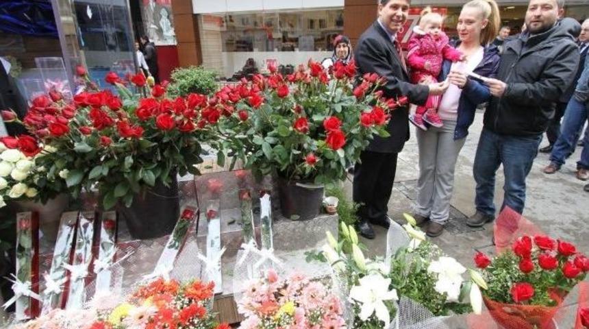 Aşkın Ve Sevginin G&uuml;n&uuml; Renkli Ge&ccedil;ti