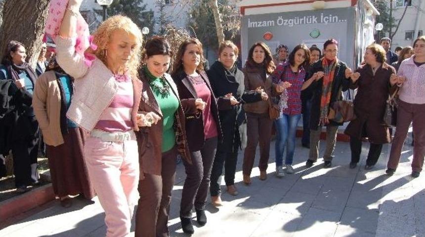 Kadınlar 14 Şubat Sevgililer G&uuml;n&uuml;nde Halay &Ccedil;ekti