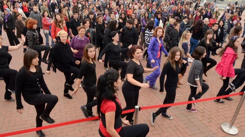 Kadınlar Şiddete Dansla Cevap Verdi