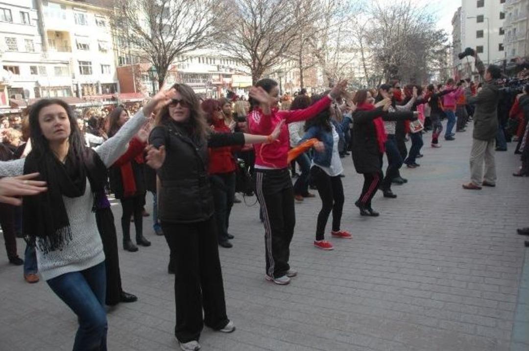 Kadınlar Şiddeti Dans Ederek Protesto Etti