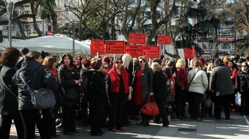 Trabzon&rsquo;da Kadınlar &lsquo;kadına Ve Kız &Ccedil;ocuklarına Şiddete Hayır&rsquo; İ&ccedil;in Dans Etti