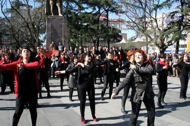 Trabzon’da Kadınlar ‘kadına Ve Kız Çocuklarına Şiddete Hayır’ İçin Dans Etti